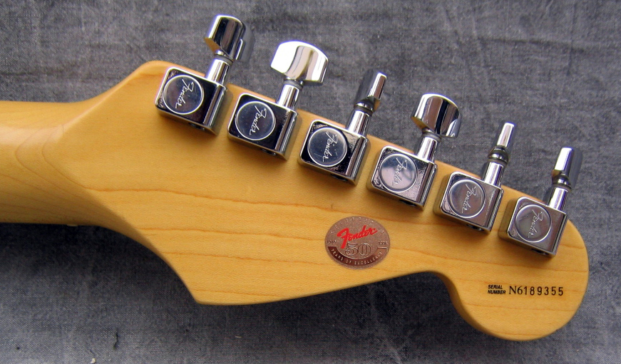 1996_Fender_Stratocaster_Am_Std_N6189355_tuners.jpg