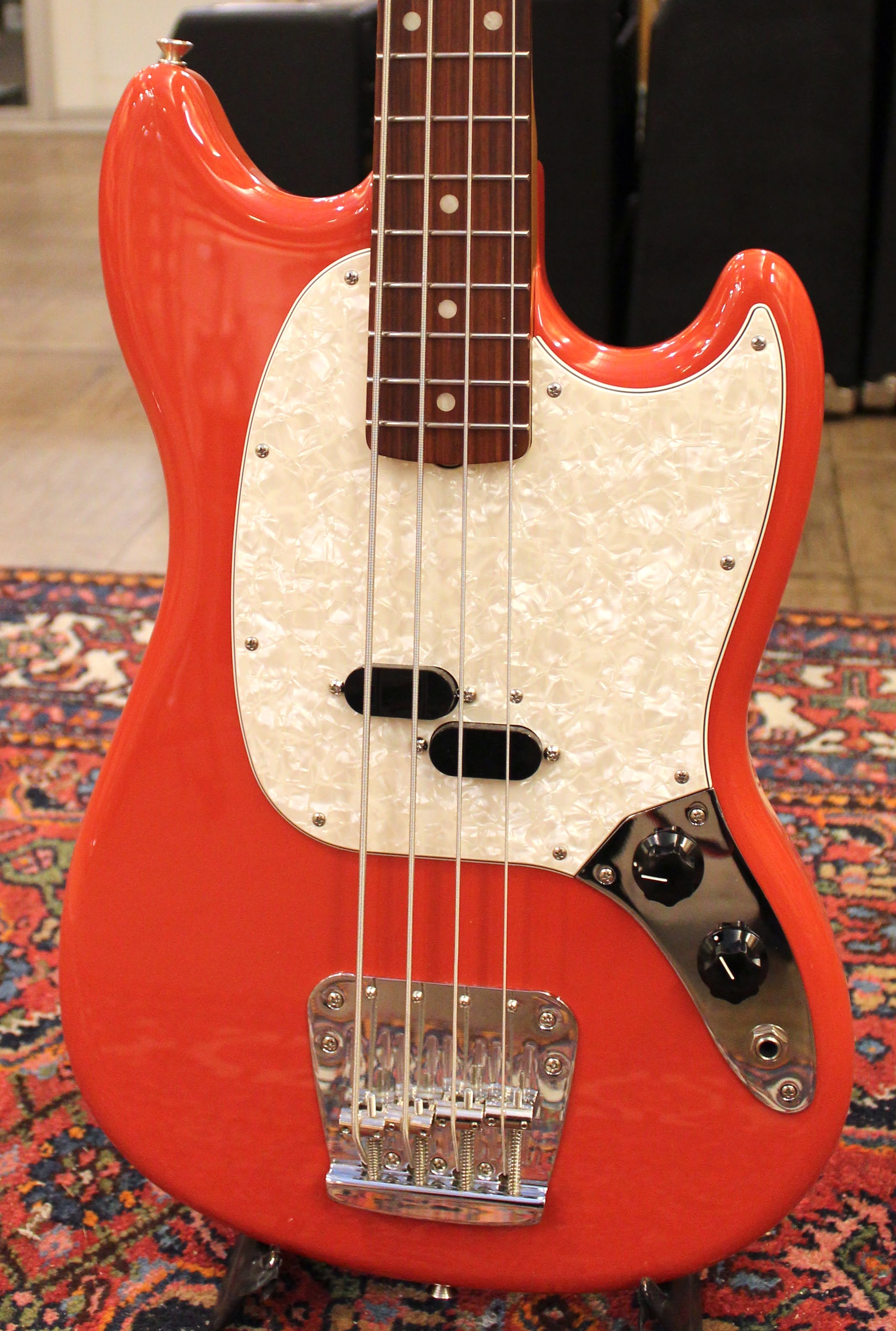 Vintage Guitars, SWEDEN - Fender Vintera '60s Mustang Bass.